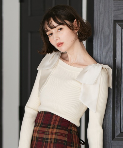 31 Sons de mode（トランテアン　ソン　ドゥ　モード）の「2025秋冬新作 肩リボンシアーニット（ニット/セーター・レディース・ラベンダー/ブラウン/ピンク/オフホワイト・ﾌﾘ-）」の2枚目の写真
