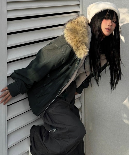 VIBGYOR(ヴィブジョー)の「ファー付きフード ミリタリーブルゾン/ミリタリージャケット 韓国ファッション アウター 防寒アウター 秋冬(CZ)(その他アウター・レディース・グレー/ブラック・L/M)」の5枚目の写真