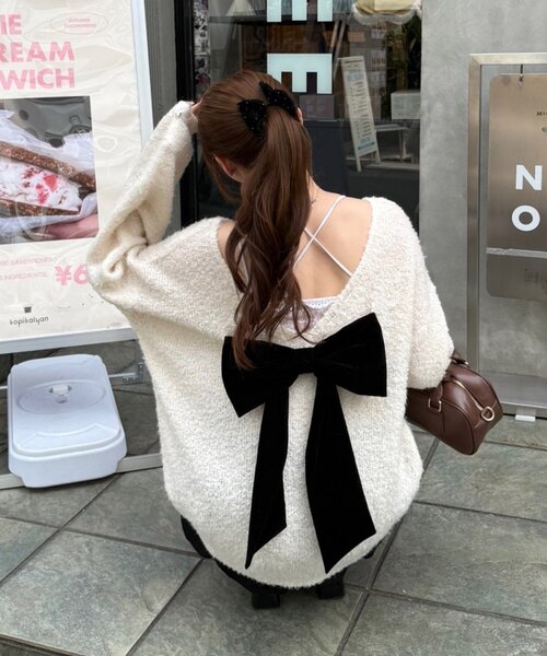 continuer de NICE CLAUP（コンティニューデナイスクラップ）の「【Ribbon Collection】後ろベロアリボンニット（ニット/セーター・レディース・グレー/アイボリー/ボルドー・FREE）」の2枚目の写真