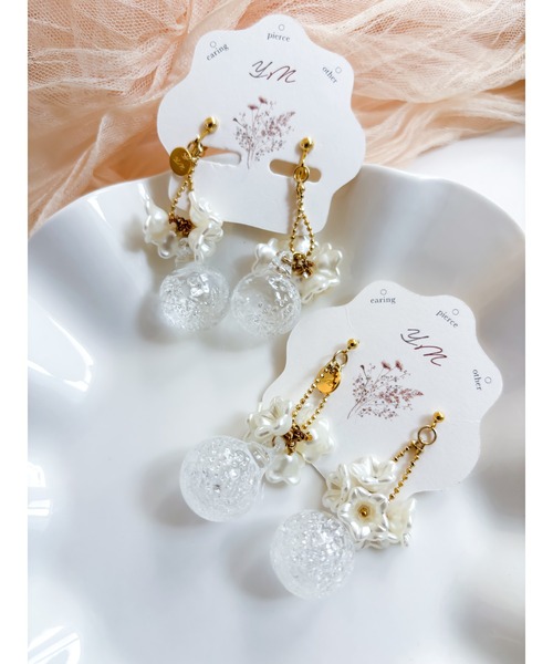tone(トーン)の「【YM】ウォータードーム×花 ウェディング サージカルステンレスピアス(MA)(ピアス(両耳用)・レディース・ゴールド・FREE)」の2枚目の写真