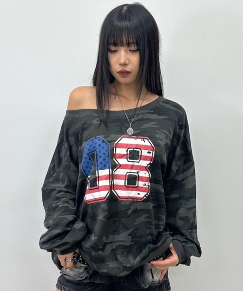 .KOM(ドットコム)の「A'GEM/9 × .kom 『.KOM/ドットケーオーエム』Numbering Off-Shoulder Long Sleeve/ナンバリングオフショルダーロングスリーブ(Tシャツ/カットソー・レディース・カモフラージュ・FREE)」の2枚目の写真