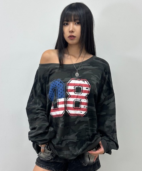 .KOM(ドットコム)の「A'GEM/9 × .kom 『.KOM/ドットケーオーエム』Numbering Off-Shoulder Long Sleeve/ナンバリングオフショルダーロングスリーブ(Tシャツ/カットソー・レディース・カモフラージュ・FREE)」の3枚目の写真