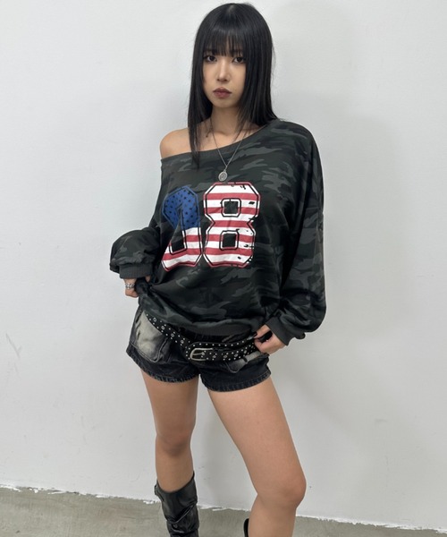 .KOM(ドットコム)の「A'GEM/9 × .kom 『.KOM/ドットケーオーエム』Numbering Off-Shoulder Long Sleeve/ナンバリングオフショルダーロングスリーブ(Tシャツ/カットソー・レディース・カモフラージュ・FREE)」の4枚目の写真