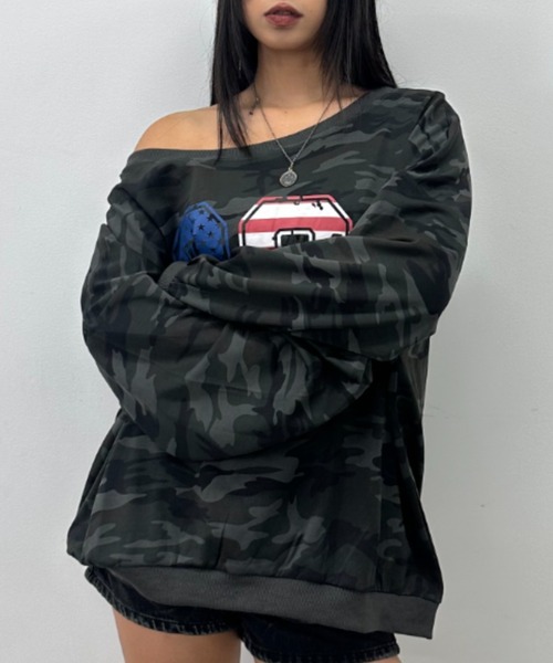 .KOM(ドットコム)の「A'GEM/9 × .kom 『.KOM/ドットケーオーエム』Numbering Off-Shoulder Long Sleeve/ナンバリングオフショルダーロングスリーブ(Tシャツ/カットソー・レディース・カモフラージュ・FREE)」の7枚目の写真