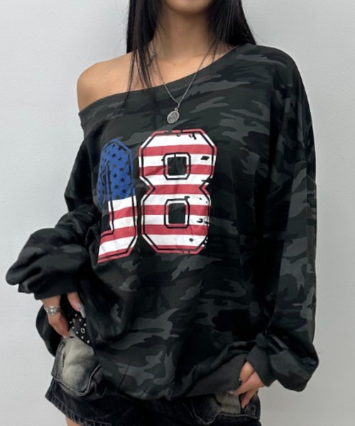 .KOM(ドットコム)の「A'GEM/9 × .kom 『.KOM/ドットケーオーエム』Numbering Off-Shoulder Long Sleeve/ナンバリングオフショルダーロングスリーブ(Tシャツ/カットソー・レディース・カモフラージュ・FREE)」の6枚目の写真