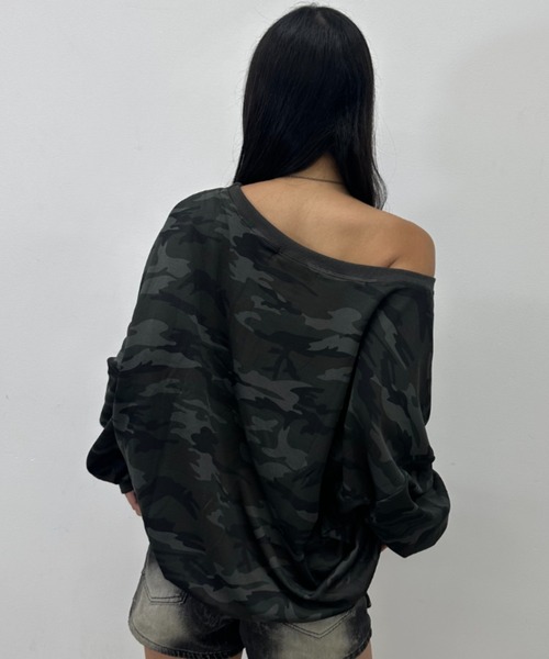 .KOM(ドットコム)の「A'GEM/9 × .kom 『.KOM/ドットケーオーエム』Numbering Off-Shoulder Long Sleeve/ナンバリングオフショルダーロングスリーブ(Tシャツ/カットソー・レディース・カモフラージュ・FREE)」の8枚目の写真