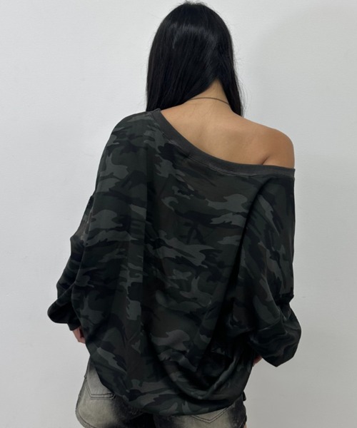 .KOM(ドットコム)の「A'GEM/9 × .kom 『.KOM/ドットケーオーエム』Numbering Off-Shoulder Long Sleeve/ナンバリングオフショルダーロングスリーブ(Tシャツ/カットソー・レディース・カモフラージュ・FREE)」の9枚目の写真