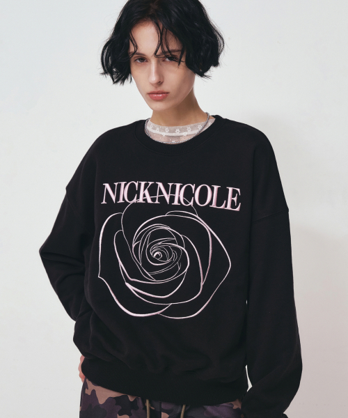 NICK&NICOLE(ニックアンドニコール)の「VOLUME NICOLE ROSE SWEATSHIRT_BLACK PINK(スウェット・レディース・その他・FREE)」の1枚目の写真
