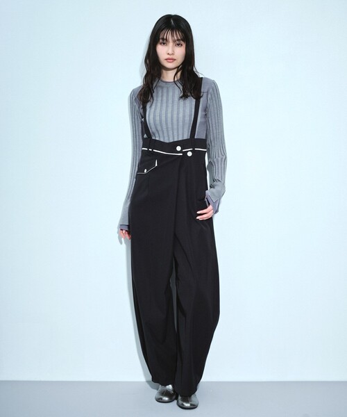 UNITED TOKYO（ユナイテッドトウキョウ）の「サスペンダーラップコクーンパンツ｜ウォッシャブル/ストレッチ/抗ピリング/速乾/細見え/冬服（その他パンツ・レディース・ブラック/アイボリー・1/2）」の2枚目の写真