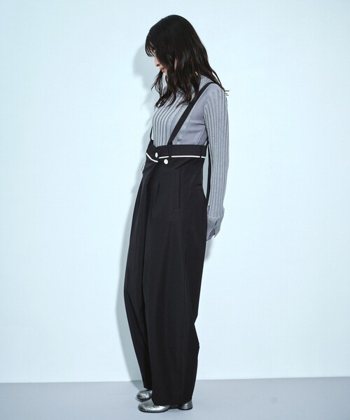 UNITED TOKYO（ユナイテッドトウキョウ）の「サスペンダーラップコクーンパンツ｜ウォッシャブル/ストレッチ/抗ピリング/速乾/細見え/冬服（その他パンツ・レディース・ブラック/アイボリー・1/2）」の4枚目の写真