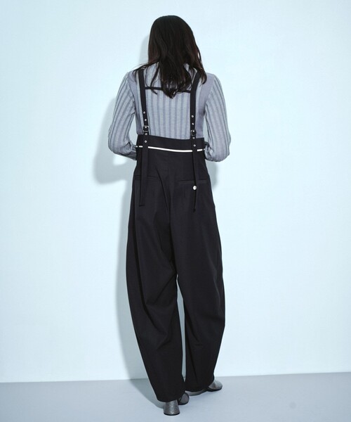 UNITED TOKYO（ユナイテッドトウキョウ）の「サスペンダーラップコクーンパンツ｜ウォッシャブル/ストレッチ/抗ピリング/速乾/細見え/冬服（その他パンツ・レディース・ブラック/アイボリー・1/2）」の5枚目の写真