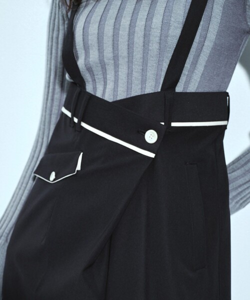 UNITED TOKYO（ユナイテッドトウキョウ）の「サスペンダーラップコクーンパンツ｜ウォッシャブル/ストレッチ/抗ピリング/速乾/細見え/冬服（その他パンツ・レディース・ブラック/アイボリー・1/2）」の7枚目の写真