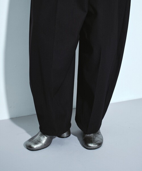 UNITED TOKYO（ユナイテッドトウキョウ）の「サスペンダーラップコクーンパンツ｜ウォッシャブル/ストレッチ/抗ピリング/速乾/細見え/冬服（その他パンツ・レディース・ブラック/アイボリー・1/2）」の11枚目の写真