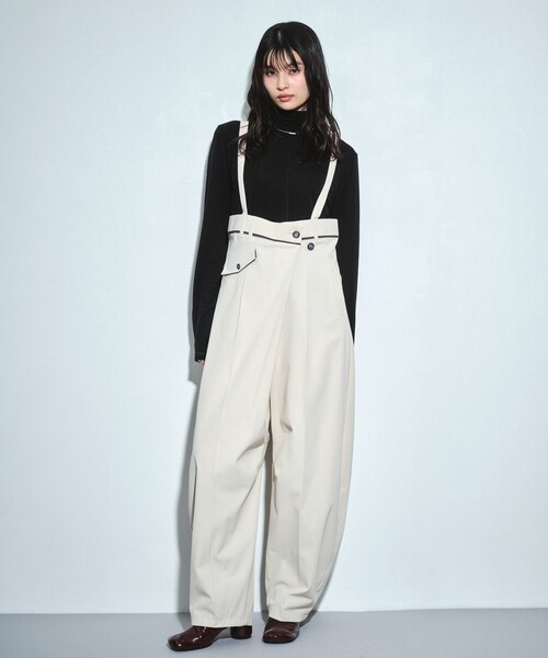 UNITED TOKYO（ユナイテッドトウキョウ）の「サスペンダーラップコクーンパンツ｜ウォッシャブル/ストレッチ/抗ピリング/速乾/細見え/冬服（その他パンツ・レディース・ブラック/アイボリー・1/2）」の12枚目の写真