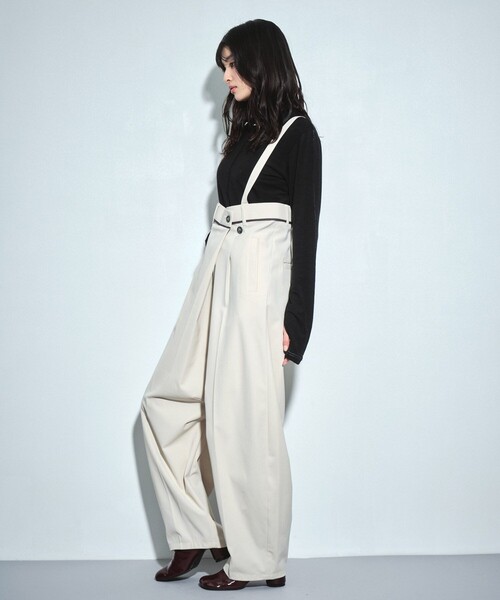 UNITED TOKYO（ユナイテッドトウキョウ）の「サスペンダーラップコクーンパンツ｜ウォッシャブル/ストレッチ/抗ピリング/速乾/細見え/冬服（その他パンツ・レディース・ブラック/アイボリー・1/2）」の13枚目の写真