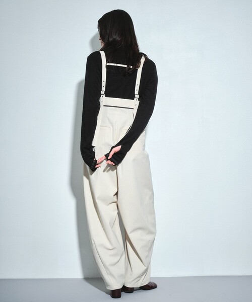 UNITED TOKYO（ユナイテッドトウキョウ）の「サスペンダーラップコクーンパンツ｜ウォッシャブル/ストレッチ/抗ピリング/速乾/細見え/冬服（その他パンツ・レディース・ブラック/アイボリー・1/2）」の14枚目の写真