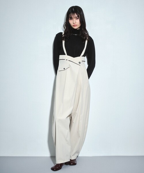 UNITED TOKYO（ユナイテッドトウキョウ）の「サスペンダーラップコクーンパンツ｜ウォッシャブル/ストレッチ/抗ピリング/速乾/細見え/冬服（その他パンツ・レディース・ブラック/アイボリー・1/2）」の15枚目の写真