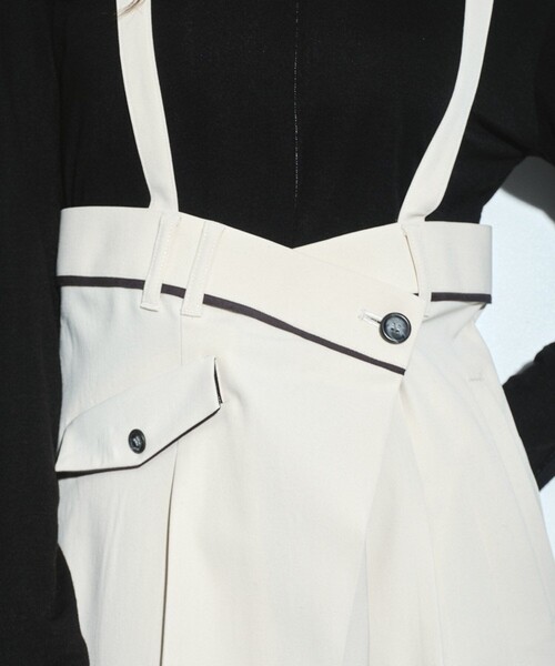 UNITED TOKYO（ユナイテッドトウキョウ）の「サスペンダーラップコクーンパンツ｜ウォッシャブル/ストレッチ/抗ピリング/速乾/細見え/冬服（その他パンツ・レディース・ブラック/アイボリー・1/2）」の17枚目の写真