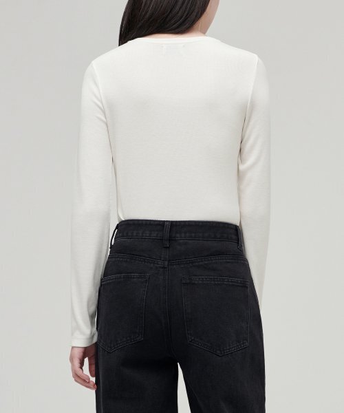 MUSINSA STANDARD WOMAN（ムシンサスタンダードウーマン）の「ウィメンズリブスリムフィット長袖Tシャツ[クリーム]（Tシャツ/カットソー・レディース・その他・SMALL/MEDIUM/LARGE/X-SMALL）」の2枚目の写真