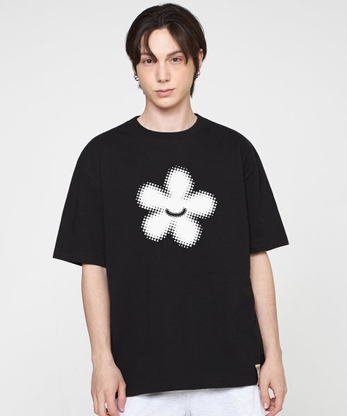 GRAVER（グレーバー）の「[ユニセックス]シルエットフラワースマイル半袖Tシャツ_ブラック（Tシャツ/カットソー・レディース・ブラック・SMALL/MEDIUM/LARGE）」の3枚目の写真