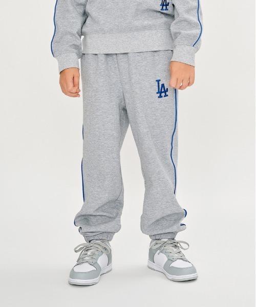 Right-on（ライトオン）の「【MLB】ワンポイント刺繍スウェットパンツ(スポーティー / リラックスフィット / カジュアル / パイピング)（その他パンツ・キッズ・ブラウン/ブラック/グレー・110/120/130/140/150/160）」の3枚目の写真