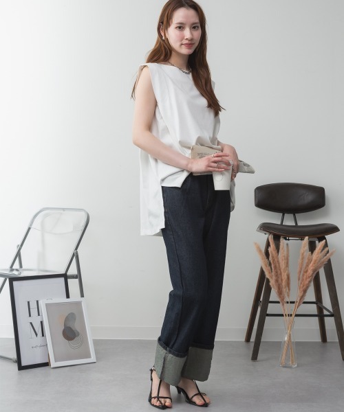 aity(アイティ)の「肩タックノースリーブボートネックTシャツ 無地 ロング丈 コットン(Tシャツ/カットソー・レディース・オフホワイト/グレイッシュベージュ/ブラック/チャコールグレー・M~L/4L~5L/LL~3L)」の2枚目の写真
