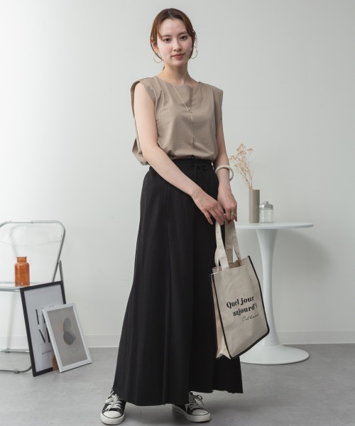aity(アイティ)の「肩タックノースリーブボートネックTシャツ 無地 ロング丈 コットン(Tシャツ/カットソー・レディース・オフホワイト/グレイッシュベージュ/ブラック/チャコールグレー・M~L/4L~5L/LL~3L)」の1枚目の写真
