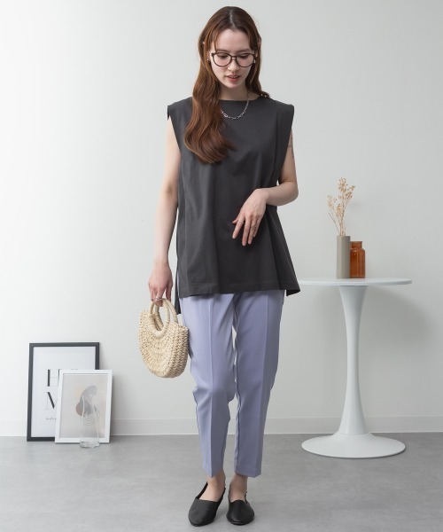 aity(アイティ)の「肩タックノースリーブボートネックTシャツ 無地 ロング丈 コットン(Tシャツ/カットソー・レディース・オフホワイト/グレイッシュベージュ/ブラック/チャコールグレー・M~L/4L~5L/LL~3L)」の4枚目の写真