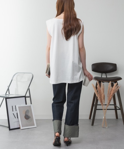 aity(アイティ)の「肩タックノースリーブボートネックTシャツ 無地 ロング丈 コットン(Tシャツ/カットソー・レディース・オフホワイト/グレイッシュベージュ/ブラック/チャコールグレー・M~L/4L~5L/LL~3L)」の11枚目の写真