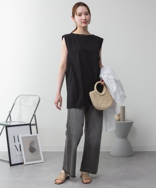 aity(アイティ)の「肩タックノースリーブボートネックTシャツ 無地 ロング丈 コットン(Tシャツ/カットソー・レディース・オフホワイト/グレイッシュベージュ/ブラック/チャコールグレー・M~L/4L~5L/LL~3L)」の13枚目の写真
