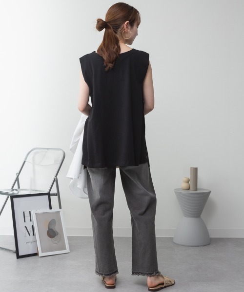 aity(アイティ)の「肩タックノースリーブボートネックTシャツ 無地 ロング丈 コットン(Tシャツ/カットソー・レディース・オフホワイト/グレイッシュベージュ/ブラック/チャコールグレー・M~L/4L~5L/LL~3L)」の14枚目の写真