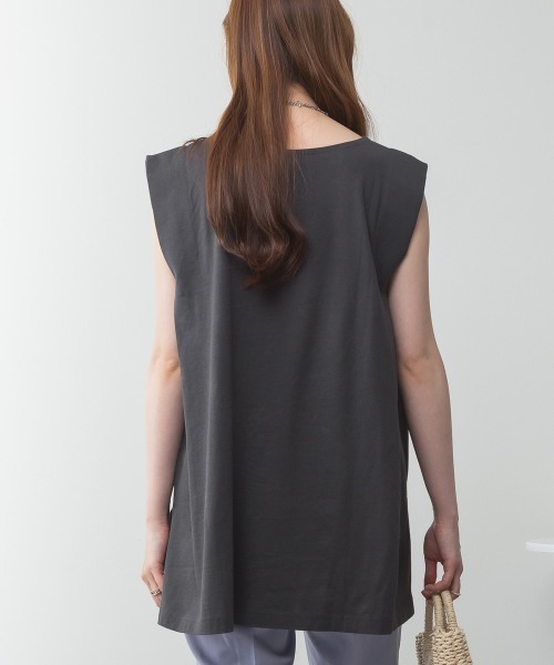 aity(アイティ)の「肩タックノースリーブボートネックTシャツ 無地 ロング丈 コットン(Tシャツ/カットソー・レディース・オフホワイト/グレイッシュベージュ/ブラック/チャコールグレー・M~L/4L~5L/LL~3L)」の18枚目の写真