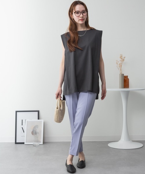 aity(アイティ)の「肩タックノースリーブボートネックTシャツ 無地 ロング丈 コットン(Tシャツ/カットソー・レディース・オフホワイト/グレイッシュベージュ/ブラック/チャコールグレー・M~L/4L~5L/LL~3L)」の19枚目の写真
