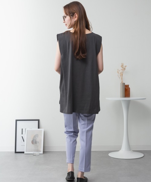 aity(アイティ)の「肩タックノースリーブボートネックTシャツ 無地 ロング丈 コットン(Tシャツ/カットソー・レディース・オフホワイト/グレイッシュベージュ/ブラック/チャコールグレー・M~L/4L~5L/LL~3L)」の20枚目の写真