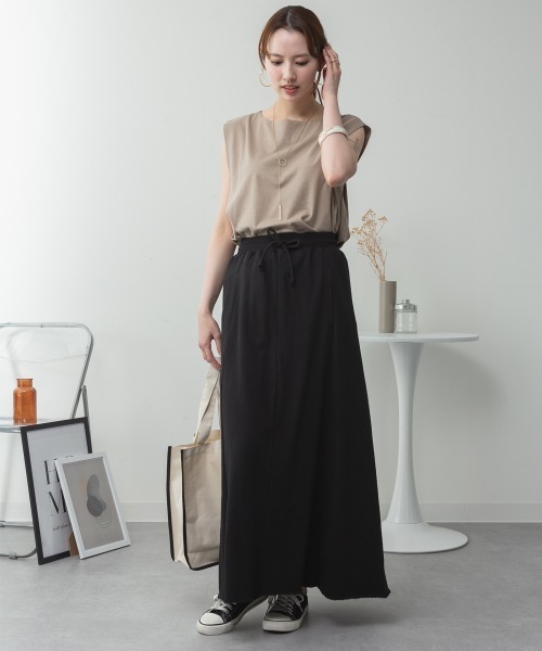 aity(アイティ)の「肩タックノースリーブボートネックTシャツ 無地 ロング丈 コットン(Tシャツ/カットソー・レディース・オフホワイト/グレイッシュベージュ/ブラック/チャコールグレー・M~L/4L~5L/LL~3L)」の5枚目の写真