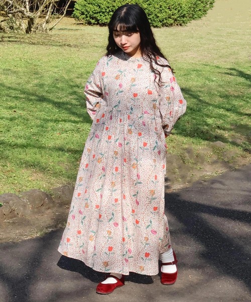 l'atelier du savon(アトリエドサボン)の「ちぎり絵のチューリッププリント ギャザーワンピース(ワンピース・レディース・レッド/グリーン・FREE)」の2枚目の写真