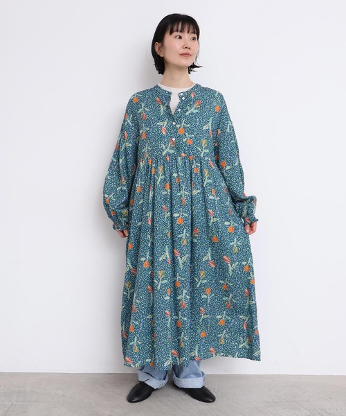 l'atelier du savon(アトリエドサボン)の「ちぎり絵のチューリッププリント ギャザーワンピース(ワンピース・レディース・レッド/グリーン・FREE)」の1枚目の写真