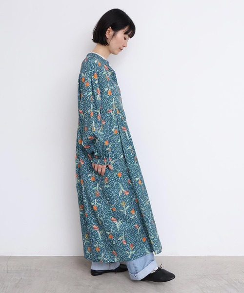 l'atelier du savon(アトリエドサボン)の「ちぎり絵のチューリッププリント ギャザーワンピース(ワンピース・レディース・レッド/グリーン・FREE)」の3枚目の写真