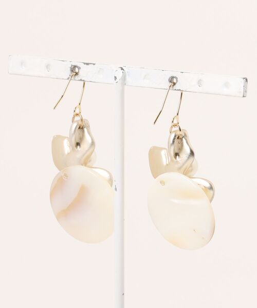 tone（トーン）の「【Astyle】シェル×フラワーステンレスピアス(MA)（ピアス（両耳用）・レディース・ゴールド・FREE）」の3枚目の写真
