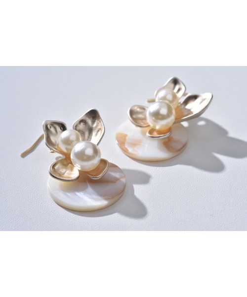 tone（トーン）の「【Astyle】シェル×フラワーステンレスピアス(MA)（ピアス（両耳用）・レディース・ゴールド・FREE）」の2枚目の写真