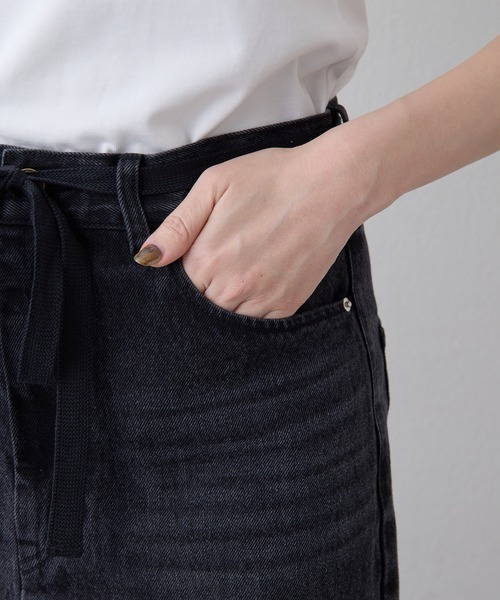 Whim Gazette(ウィムガゼット)の「センタープレスブラックデニムパンツ(デニムパンツ・レディース・ブラック・36/38)」の15枚目の写真