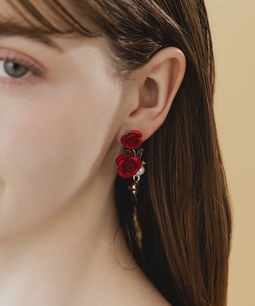 LA MUe(ラミュー)の「【LA MUE】ニッケルフリー ローズ×パール ドロップピアス(ピアス(両耳用)・レディース・ブラック/ブルー/レッド・FREE)」の3枚目の写真