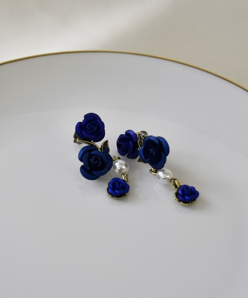 LA MUe(ラミュー)の「【LA MUE】ニッケルフリー ローズ×パール ドロップピアス(ピアス(両耳用)・レディース・ブラック/ブルー/レッド・FREE)」の2枚目の写真
