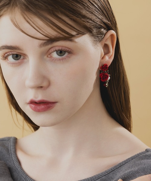LA MUe(ラミュー)の「【LA MUE】ニッケルフリー ローズ×パール ドロップピアス(ピアス(両耳用)・レディース・ブラック/ブルー/レッド・FREE)」の4枚目の写真