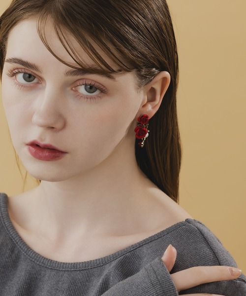 LA MUe(ラミュー)の「【LA MUE】ニッケルフリー ローズ×パール ドロップピアス(ピアス(両耳用)・レディース・ブラック/ブルー/レッド・FREE)」の5枚目の写真