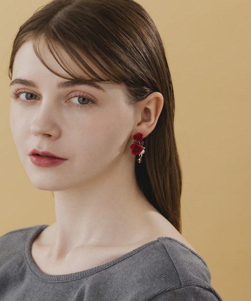 LA MUe(ラミュー)の「【LA MUE】ニッケルフリー ローズ×パール ドロップピアス(ピアス(両耳用)・レディース・ブラック/ブルー/レッド・FREE)」の6枚目の写真