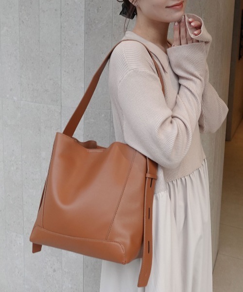 CORNERS（コーナーズ）の「レザーショルダーバッグ【ポーチ付き】（ショルダーバッグ・レディース・ブラック/アイボリー/ダークブラウン/ブラウン・FREE）」の4枚目の写真