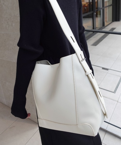 CORNERS（コーナーズ）の「レザーショルダーバッグ【ポーチ付き】（ショルダーバッグ・レディース・ブラック/アイボリー/ダークブラウン/ブラウン・FREE）」の2枚目の写真