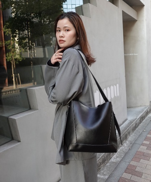 CORNERS（コーナーズ）の「レザーショルダーバッグ【ポーチ付き】（ショルダーバッグ・レディース・ブラック/アイボリー/ダークブラウン/ブラウン・FREE）」の3枚目の写真