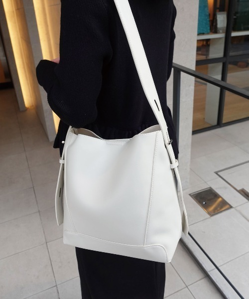 CORNERS（コーナーズ）の「レザーショルダーバッグ【ポーチ付き】（ショルダーバッグ・レディース・ブラック/アイボリー/ダークブラウン/ブラウン・FREE）」の6枚目の写真